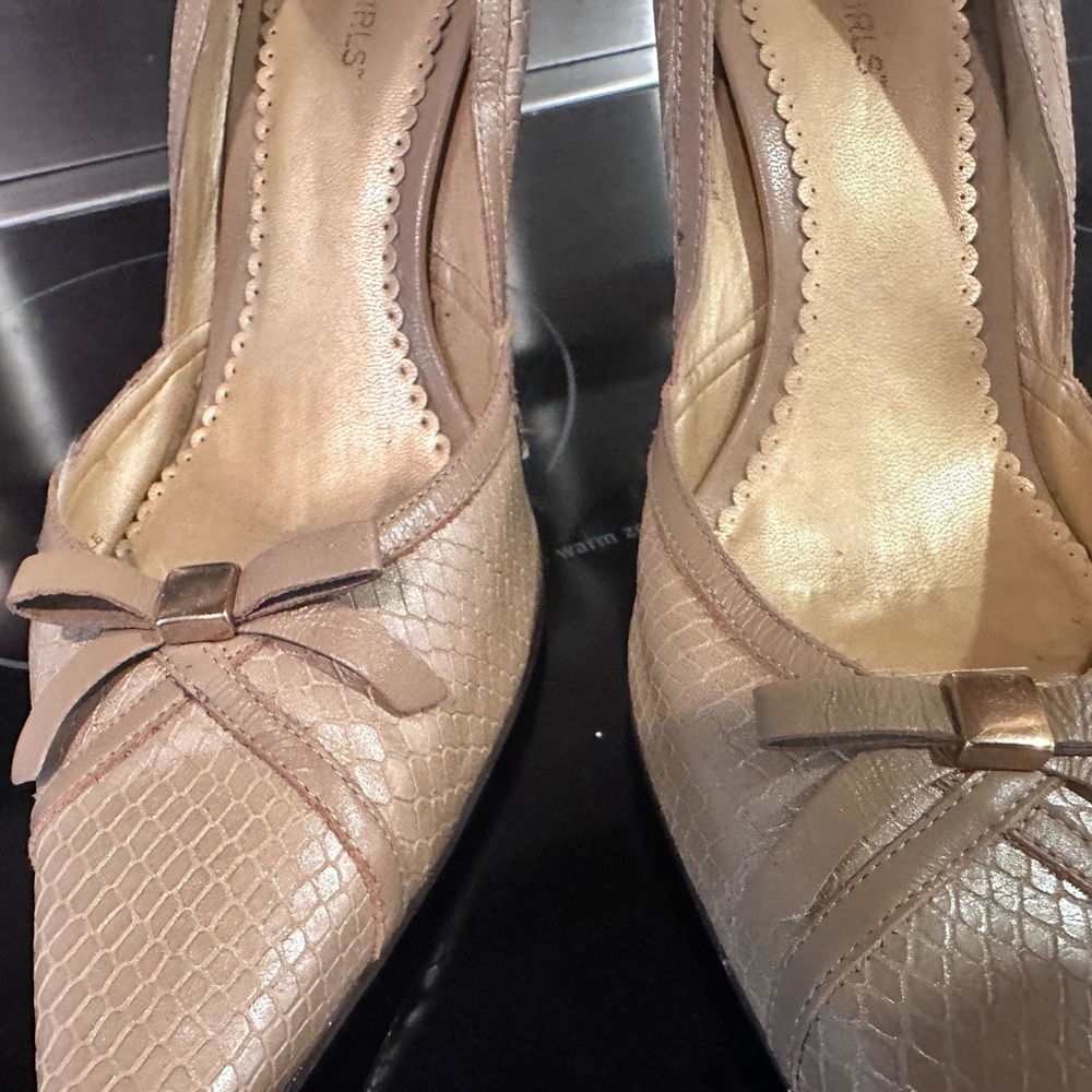 BCBGirls Nude Snakeskin-Textured Pointed Toe Bow Pumps Dress Shoes size 9.5 - Picture 6 of 16
